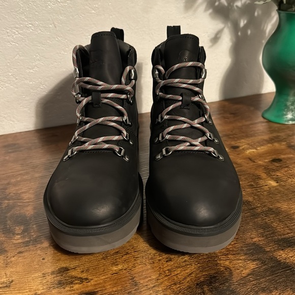 Sorel Hi-Line Hiking Boots - Waterproof, Leather Women 12- Men 10. - Picture 3 of 7